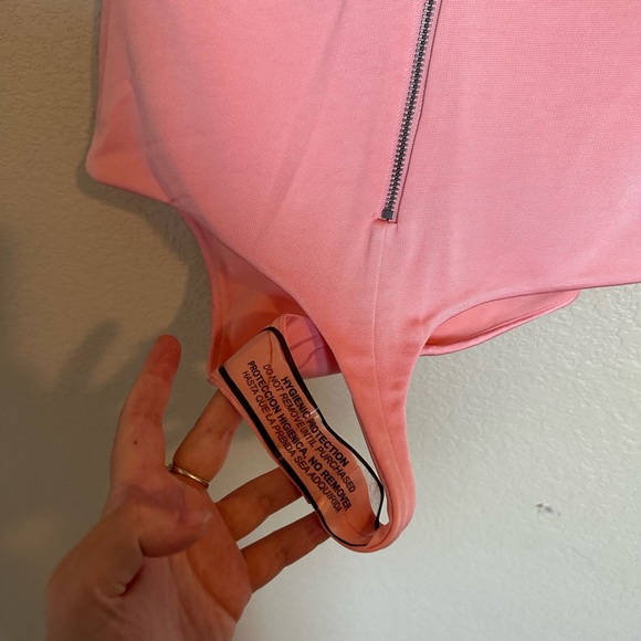 NWT Alice + Olivia Jenara Satin Bodysuit - Picture 7 of 8